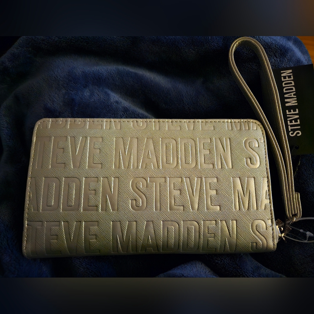 Steve Madden Silver Zip Around Wristlet Wallet. - Picture 2 of 3